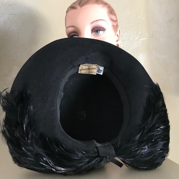 STRIKING 1940s\' BLACK FELT WIDE BRIM HAT WITH BLACK FEATHERS